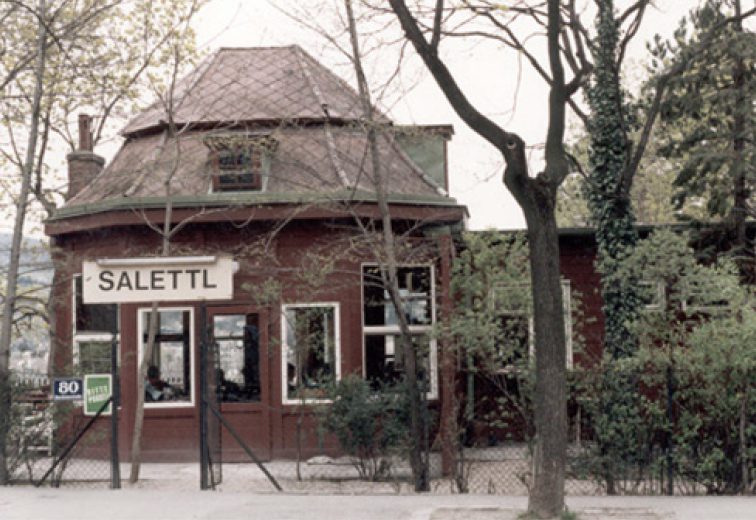 Holzsalettl, Friedrich Pindt 1932, Hartäckerstraße 80, 1190 Wien. (Bild: wikimedia.org)
