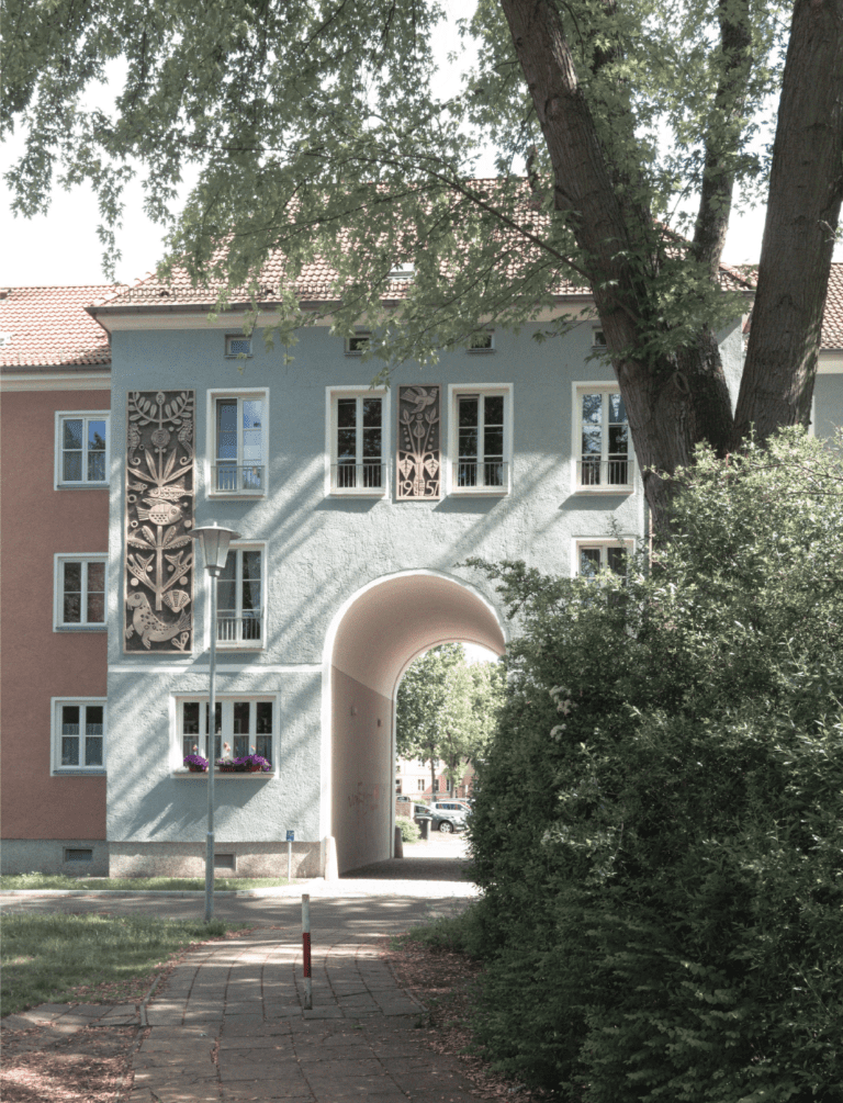 Sozialistische Idealstadt: Eisenhüttenstadt, Wohnkomplex I-III, Architekt Kurt Walter Leucht, 1951-65. Quelle: 
Jorge Saturno (CC BY-SA 4.0)